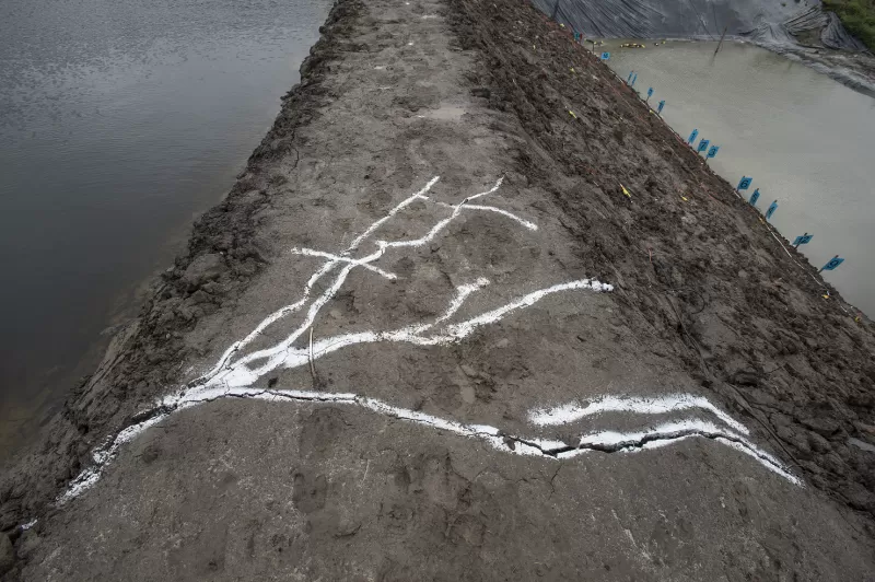 Dwarsscheur over de kruin van deen dijk (bron: Deltares)