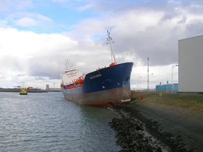 Aanvaring van een schip tegen het buitentalud