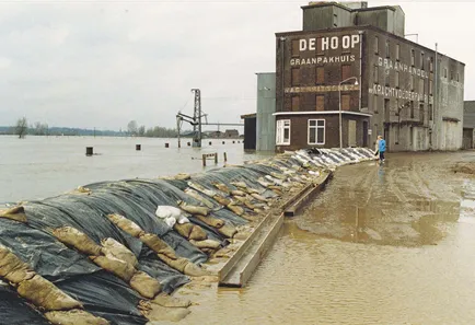 Nooddijk van grond met folie